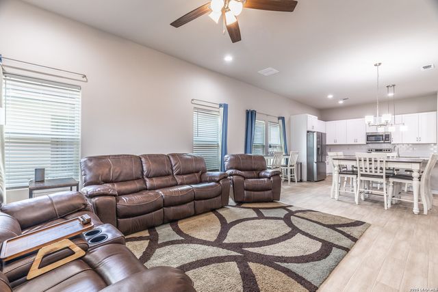 772 Crestview, Floresville, TX 78114