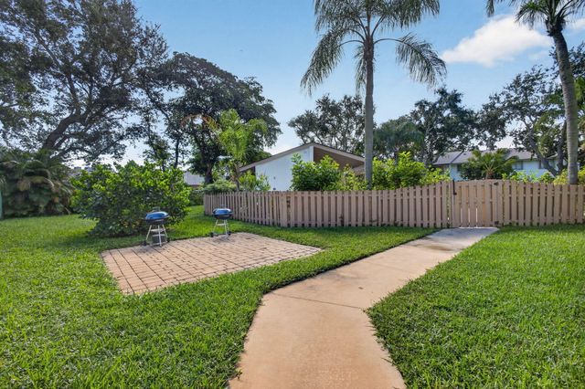 3404 Gardens E Drive 21B, Palm Beach Gardens, FL 33410