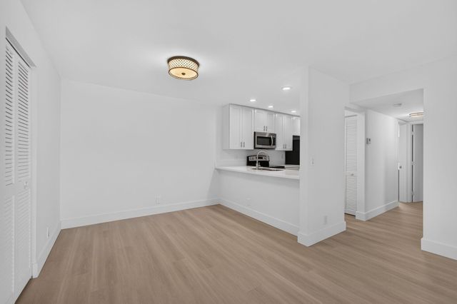 3404 Gardens E Drive 21B, Palm Beach Gardens, FL 33410