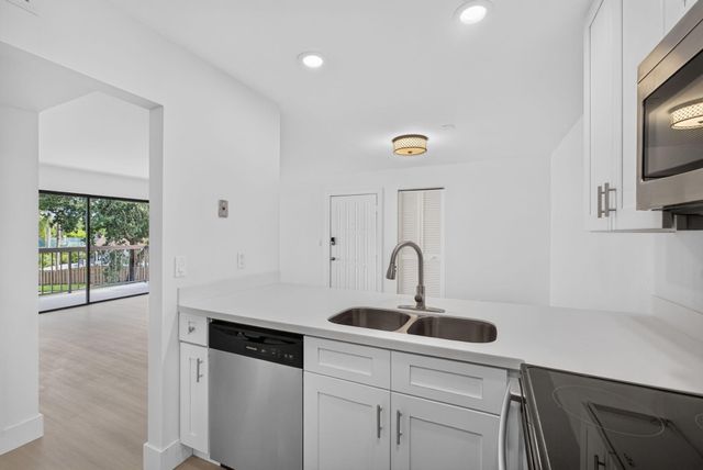 3404 Gardens E Drive 21B, Palm Beach Gardens, FL 33410
