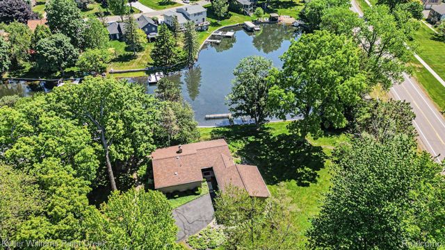 2911 Walmsley Circle Drive, Orion Charter Township, MI 48360
