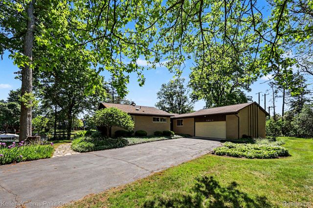 2911 Walmsley Circle Drive, Orion Charter Township, MI 48360