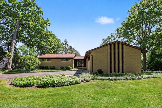 2911 Walmsley Circle Drive, Orion Charter Township, MI 48360