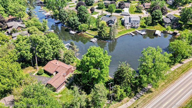 2911 Walmsley Circle Drive, Orion Charter Township, MI 48360