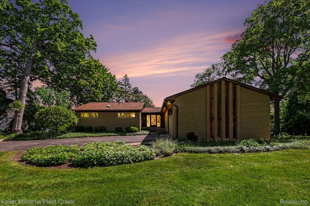 2911 Walmsley Circle Drive, Orion Charter Township, MI 48360