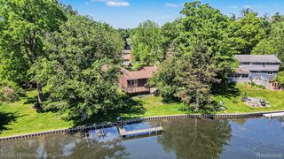 2911 Walmsley Circle Drive, Orion Charter Township, MI 48360