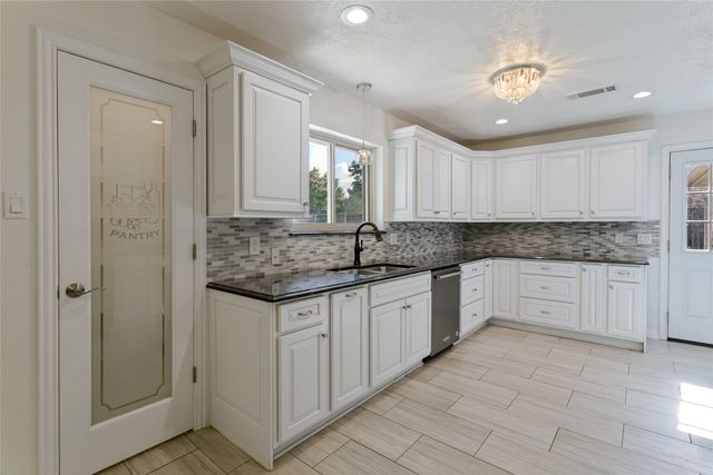 2 Rolling Hills Circle, Denton, TX 76205
