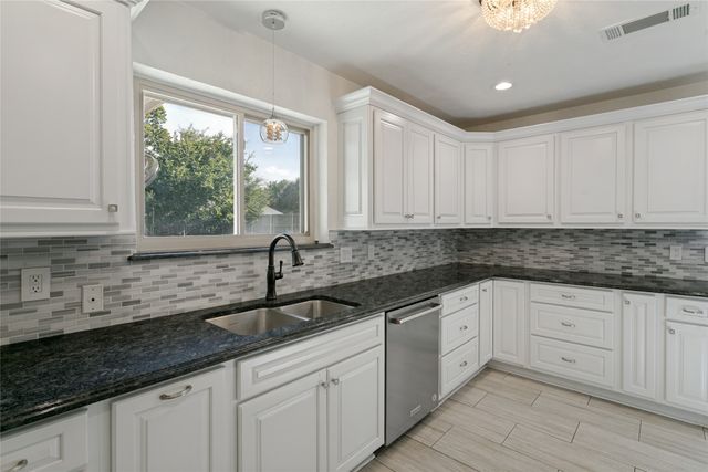 2 Rolling Hills Circle, Denton, TX 76205
