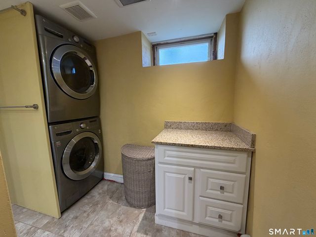 15 Overland Avenue, Bridgeport, CT 06606
