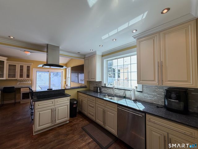 15 Overland Avenue, Bridgeport, CT 06606