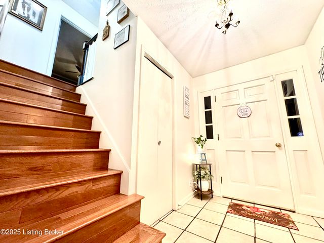 574 Pine Creek Rd, Shepherdsville, KY 40165