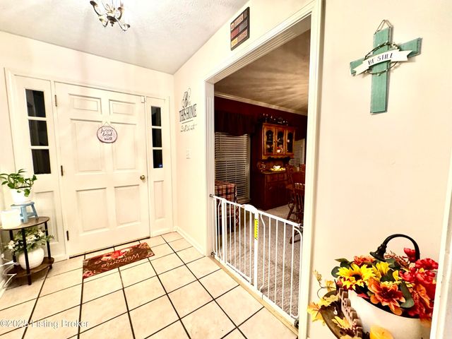 574 Pine Creek Rd, Shepherdsville, KY 40165