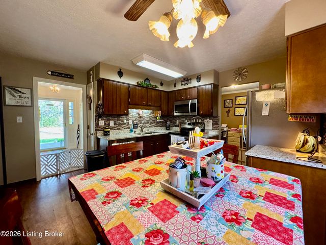 574 Pine Creek Rd, Shepherdsville, KY 40165