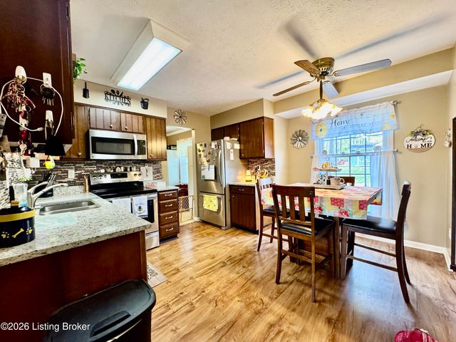 574 Pine Creek Rd, Shepherdsville, KY 40165