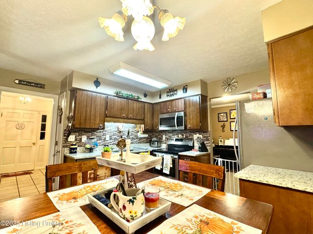 574 Pine Creek Rd, Shepherdsville, KY 40165