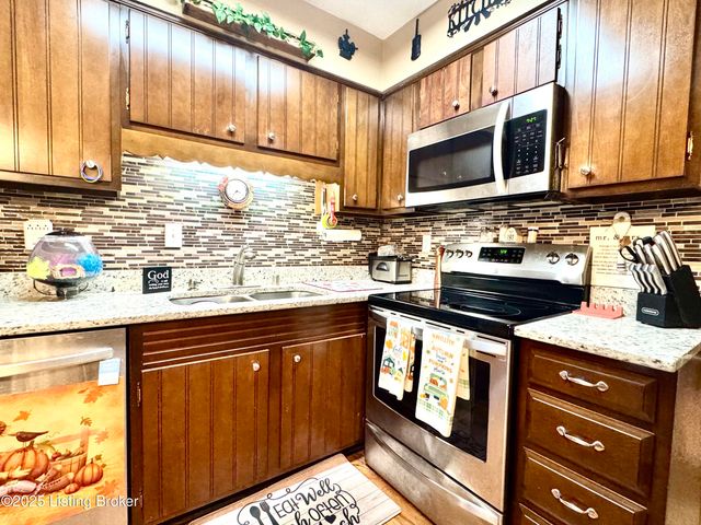 574 Pine Creek Rd, Shepherdsville, KY 40165