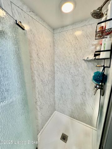 574 Pine Creek Rd, Shepherdsville, KY 40165