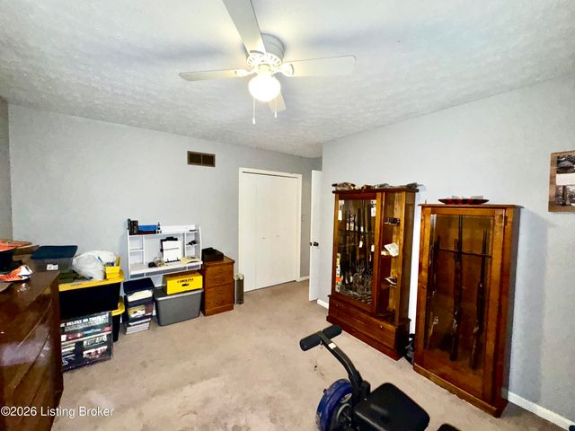 574 Pine Creek Rd, Shepherdsville, KY 40165