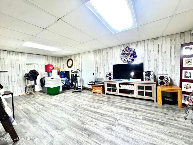 574 Pine Creek Rd, Shepherdsville, KY 40165