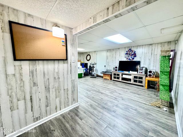 574 Pine Creek Rd, Shepherdsville, KY 40165