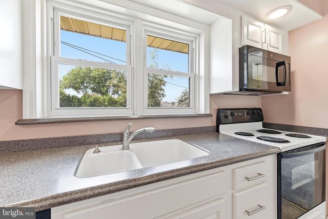 1100 LILAC LN, Reading, PA 19609