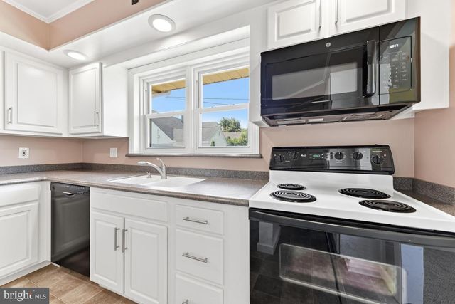 1100 LILAC LN, Reading, PA 19609