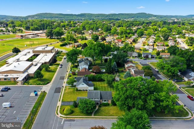 1100 LILAC LN, Reading, PA 19609