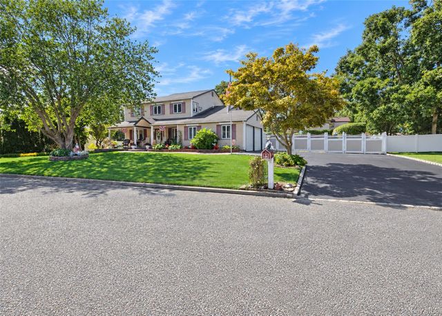 122 Evergreen Avenue, Medford, NY 11763