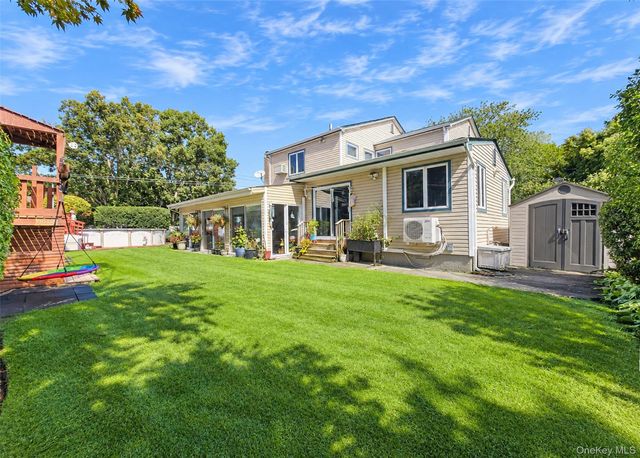 122 Evergreen Avenue, Medford, NY 11763