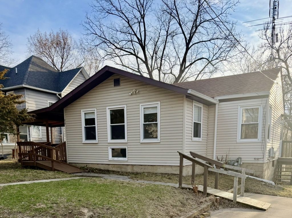 819 Madison Avenue, Dixon, IL 61021