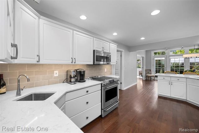 2123 Daintree Avenue, West Bloomfield, MI 48323