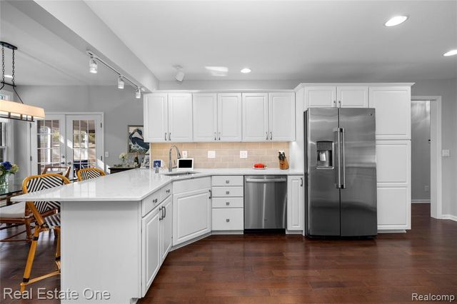 2123 Daintree Avenue, West Bloomfield, MI 48323