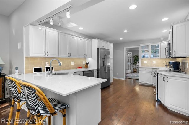 2123 Daintree Avenue, West Bloomfield, MI 48323