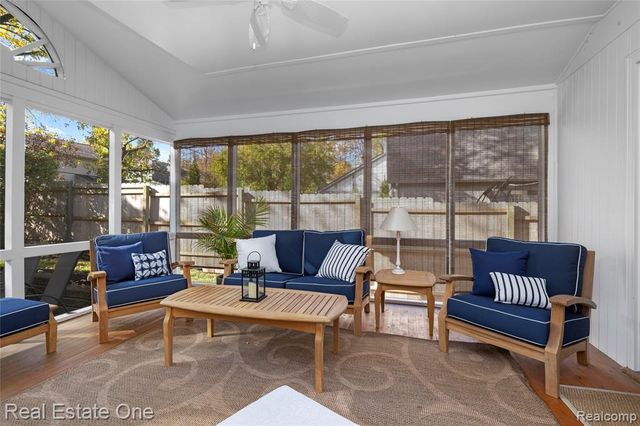 2123 Daintree Avenue, West Bloomfield, MI 48323