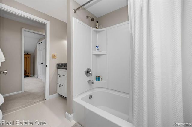 2123 Daintree Avenue, West Bloomfield, MI 48323