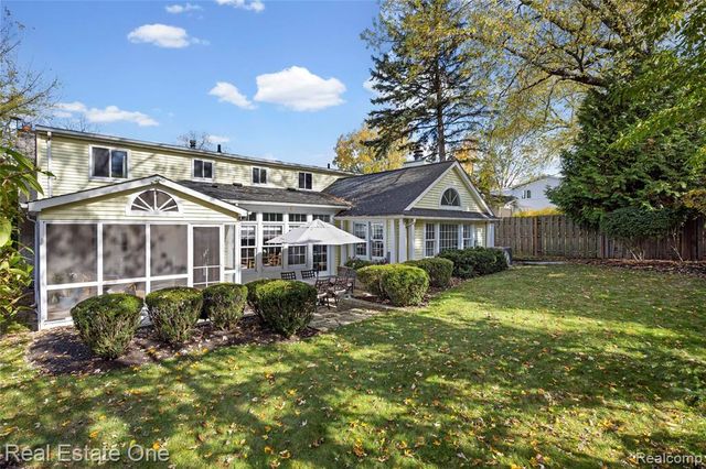 2123 Daintree Avenue, West Bloomfield, MI 48323