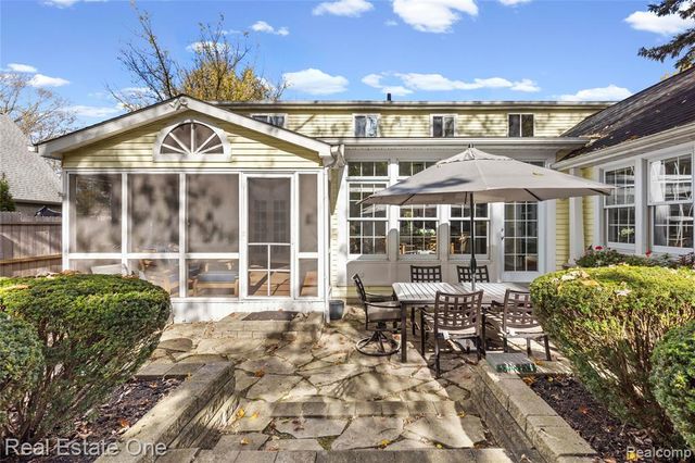 2123 Daintree Avenue, West Bloomfield, MI 48323