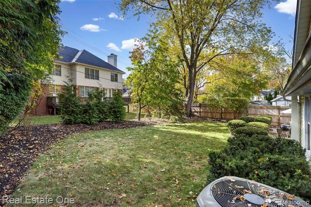 2123 Daintree Avenue, West Bloomfield, MI 48323