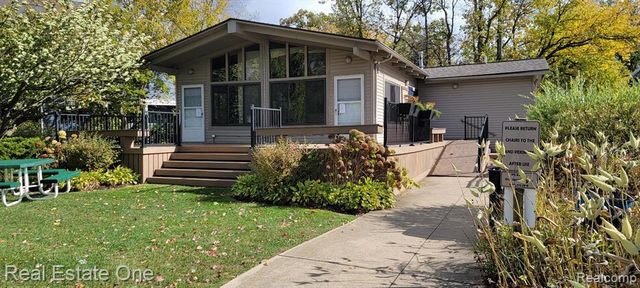 2123 Daintree Avenue, West Bloomfield, MI 48323