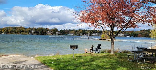 2123 Daintree Avenue, West Bloomfield, MI 48323