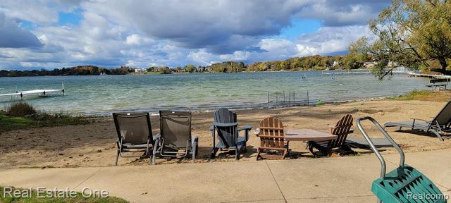 2123 Daintree Avenue, West Bloomfield, MI 48323