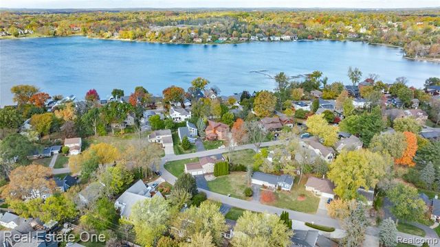 2123 Daintree Avenue, West Bloomfield, MI 48323