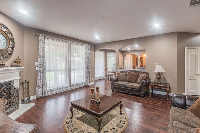 5828 Echo Bluff Drive, Haltom City, TX 76137