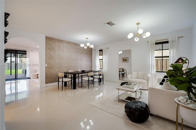 10045 NW 86th Ter, Doral, FL 33178