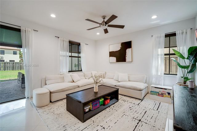 10045 NW 86th Ter, Doral, FL 33178