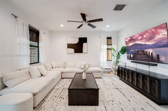 10045 NW 86th Ter, Doral, FL 33178