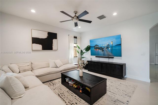 10045 NW 86th Ter, Doral, FL 33178