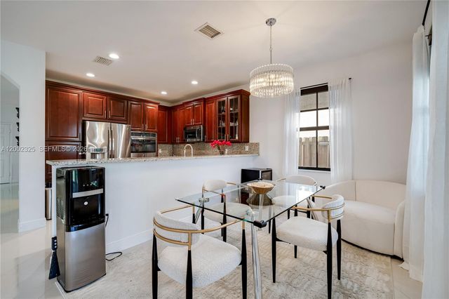 10045 NW 86th Ter, Doral, FL 33178