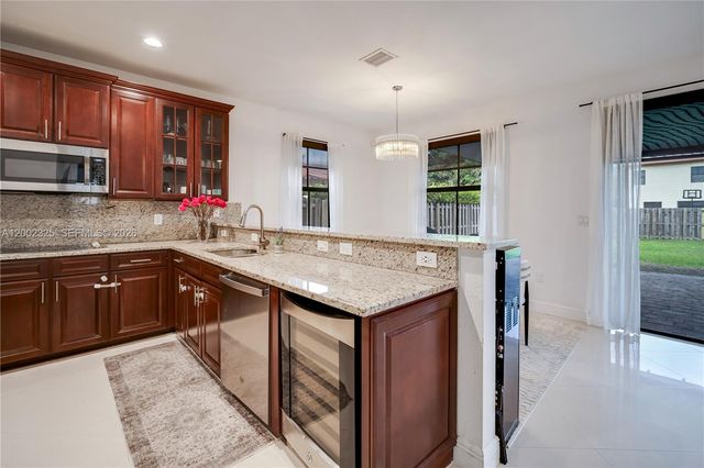 10045 NW 86th Ter, Doral, FL 33178