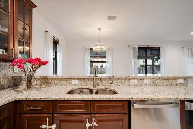 10045 NW 86th Ter, Doral, FL 33178